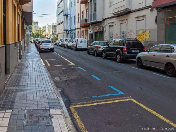 Blaue un gelbe Parkmarkierungen in Las Palmas