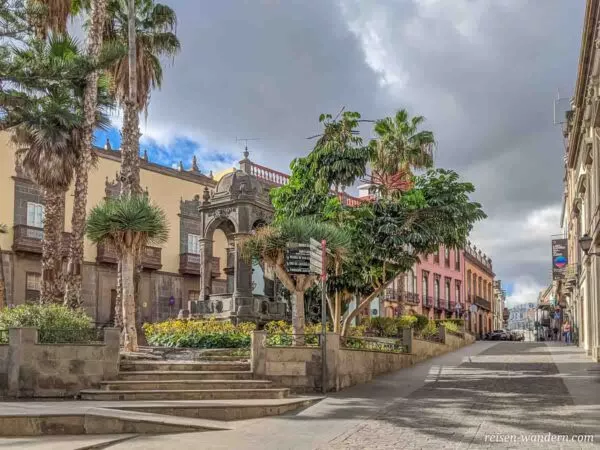 Plaza del Espiritu Santo mit Brunnen in Las Palmas
