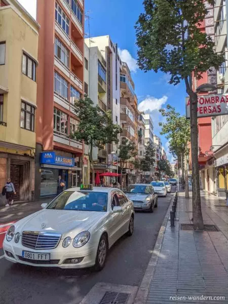 Straße mit Taxis in Las Palmas