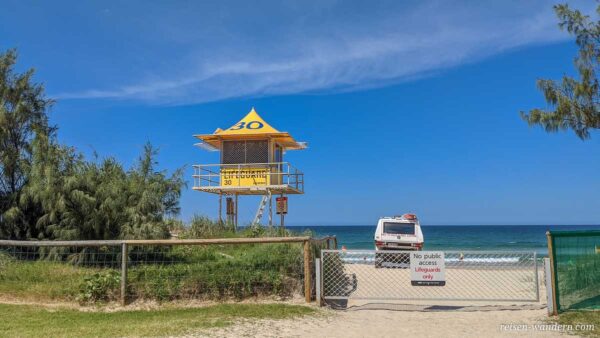 Rettungsschwimmerturm und Strandpolizei an der Gold Coast