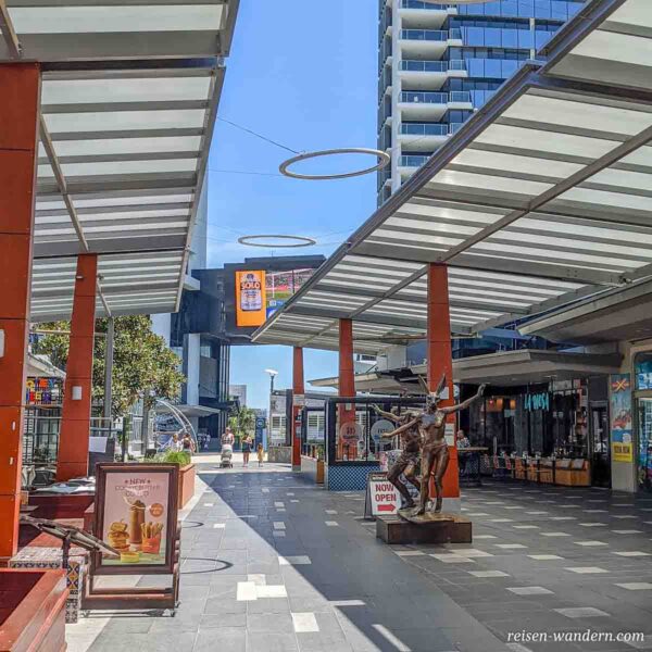 Shoppingpassage mit Statue von Kanguruh-Menschen an der Gold Coast