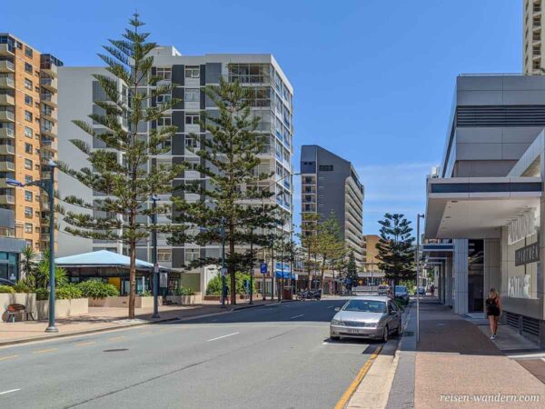 Straße mit Appartmenthäusern an der Gold Coast im Gebiet Surfers Paradise