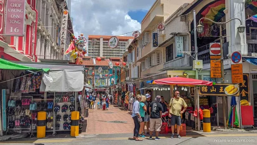 Straße mit Verkaufsständen in Chinatown in Singapur