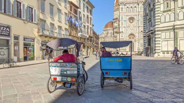 City Tour Fahrzeuge bei der Kathedrale von Florenz
