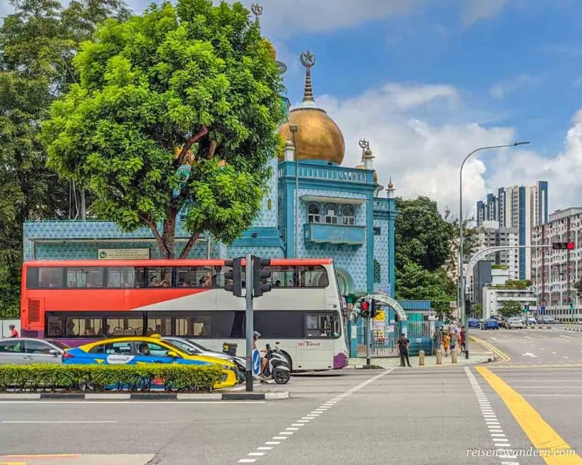 Bus des Nahverkehrs vor Moschee in Singapur