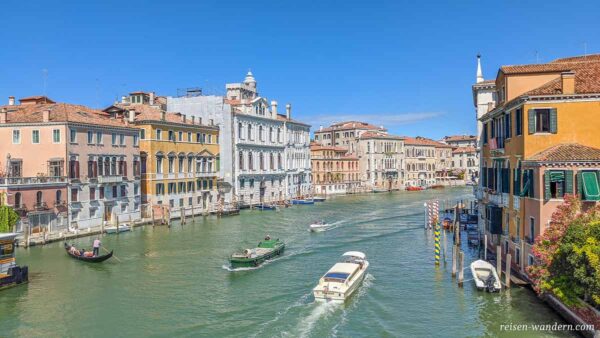 Blick von der Brücke Ponte dell Accademia in Venedig