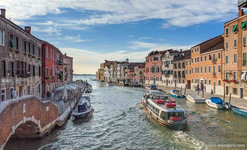 Boot auf einem Kanal in Venedig