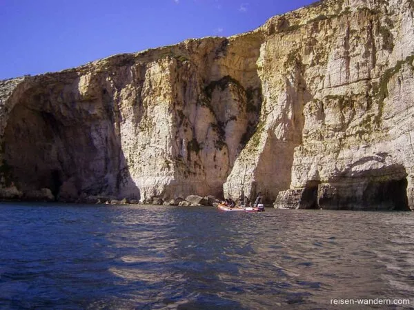 Boot vor der Felswand der Blauen Grotte