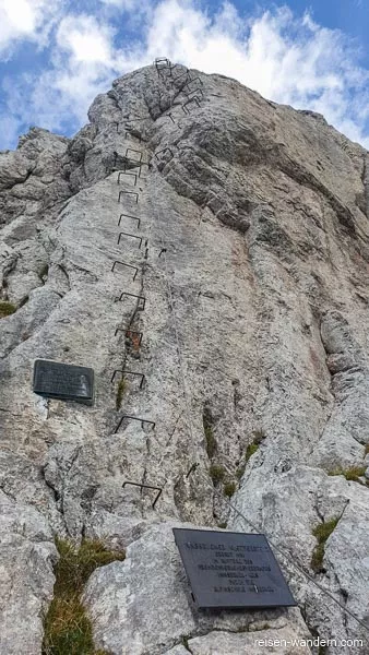 Überhängender Abstieg am Innsbrucker Klettersteig