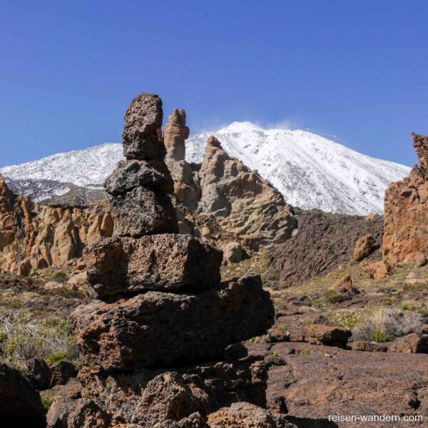Verschneiter Teide hinter Felsmassiv Roques de Garcia