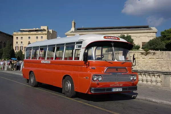 Alter roter Bus auf Malta