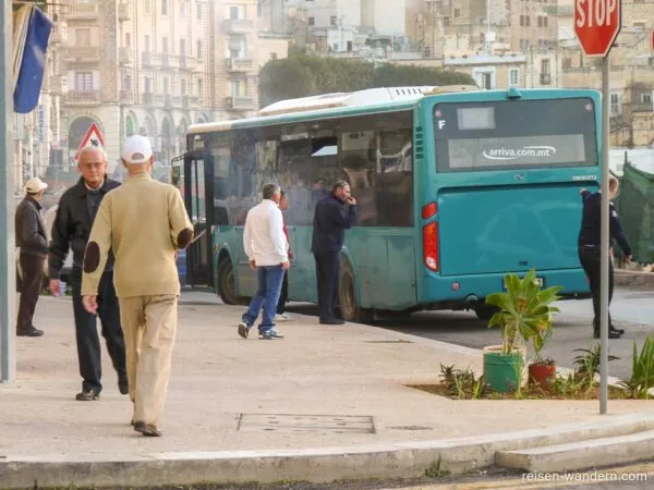 Qualmender Bus auf Malta
