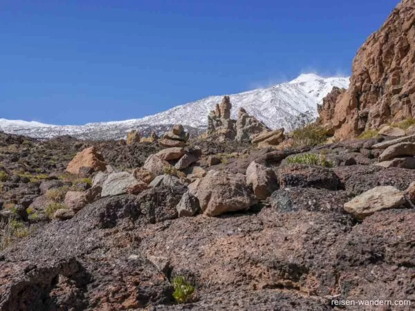 Felsen am Roques de Garcia und verschneiter Teide