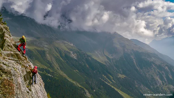Kletterer am Außengrat des Klettersteig Fernau
