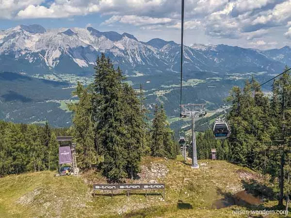 Seilbahn Preunegg Jet mit Dachsteingebirge