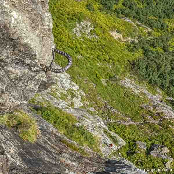 Eisenkrampe und Kletterer am Klettersteig