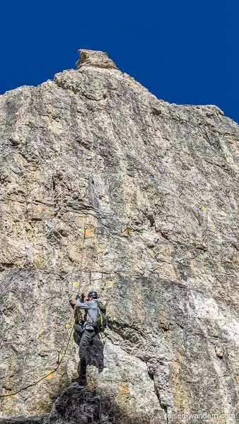 Felswand mit Stahlseil am Klettersteig Elfer Nordwand