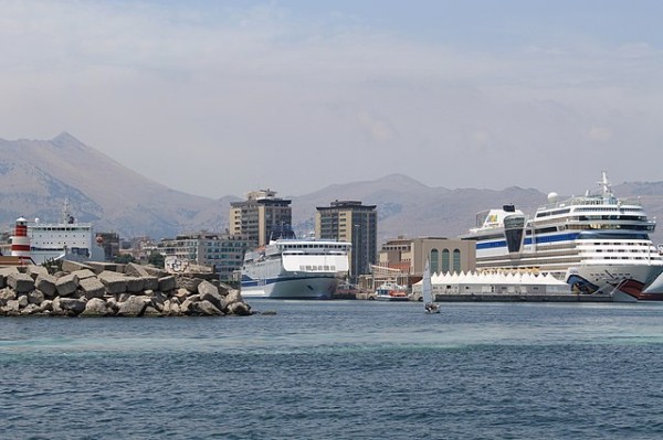 Hafen mit Fähren in Palermo