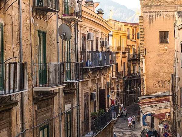 Gasse mit alten Häusern in Palermo