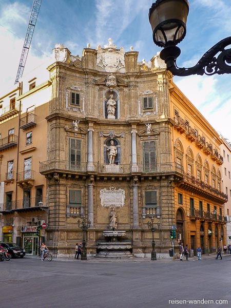 Eckgebäude am Piazza Quattro Canti in Palermo