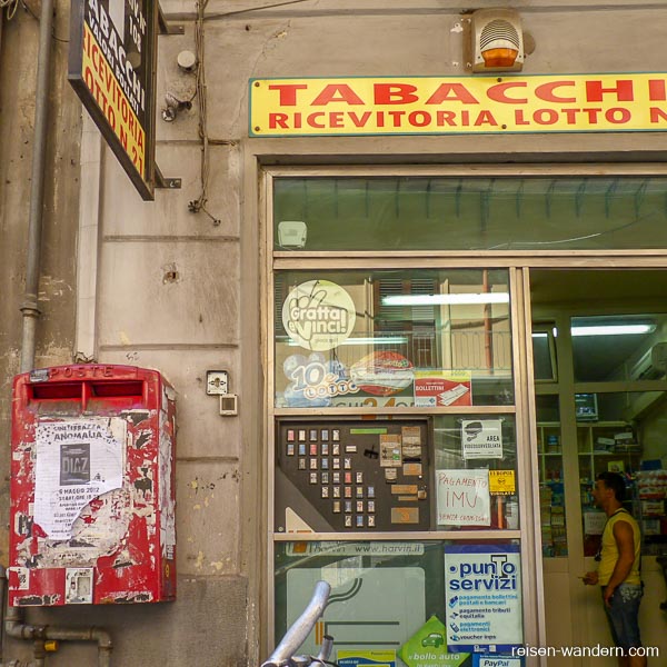 Tabakgeschäft mit Briefkasten in Palermo