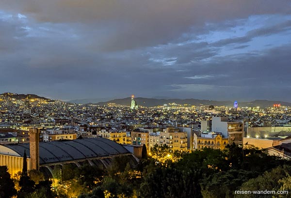 Blick auf Sagrada Familia am Abend vom Museu Nacional d'Art de C