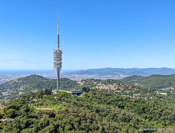 Blick vom Tibidabo mit Aussichtsturm auf Barcelona
