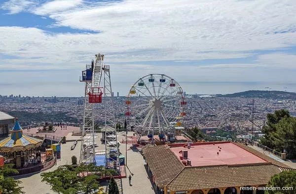 Blick vom Tibidabo mit Freizeitpark auf Barcelona