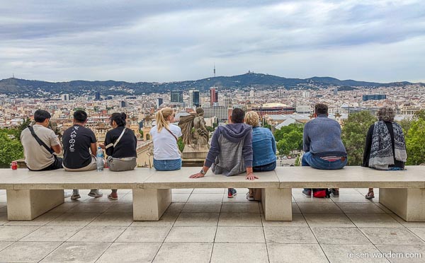 Menschen auf einer Steinbank beim Museu Nacional d'Art de Catalu