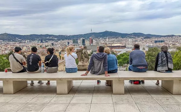 Menschen auf einer Steinbank beim Museu Nacional d'Art de Catalu