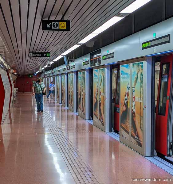 Station einer U-Bahn in Barcelona am Flughafen