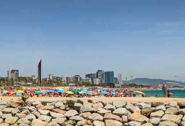 Strand von Barcelona mit Sonnenschirmen