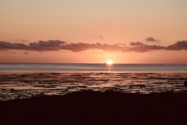 Der Sonnenuntergang über dem Strand von Sansibar
